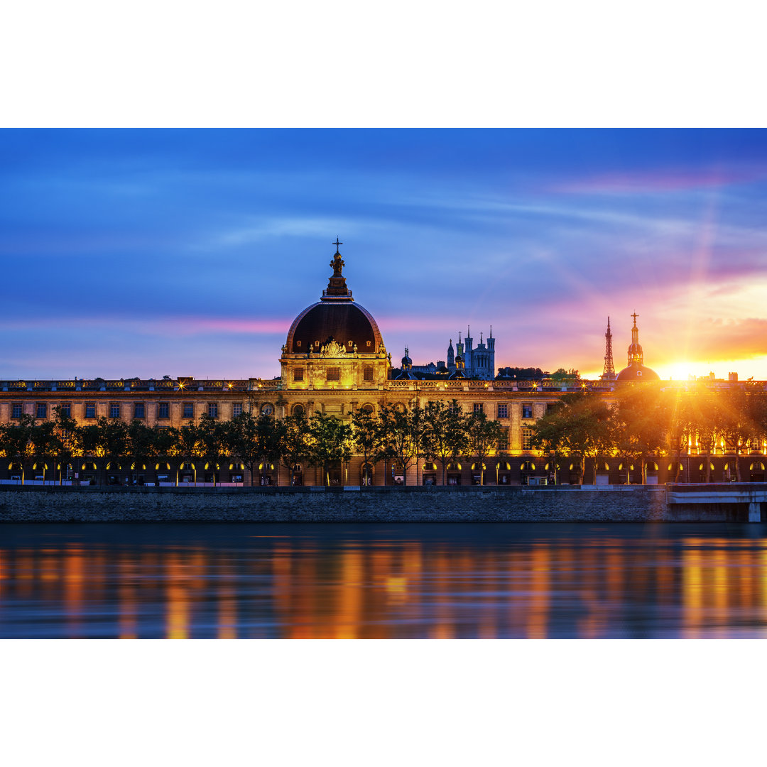 Lyon Stadt bei Sonnenuntergang von Vwalakte - Drucken