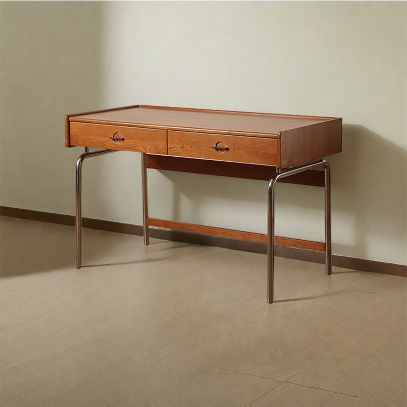 Petit bureau robuste de style français