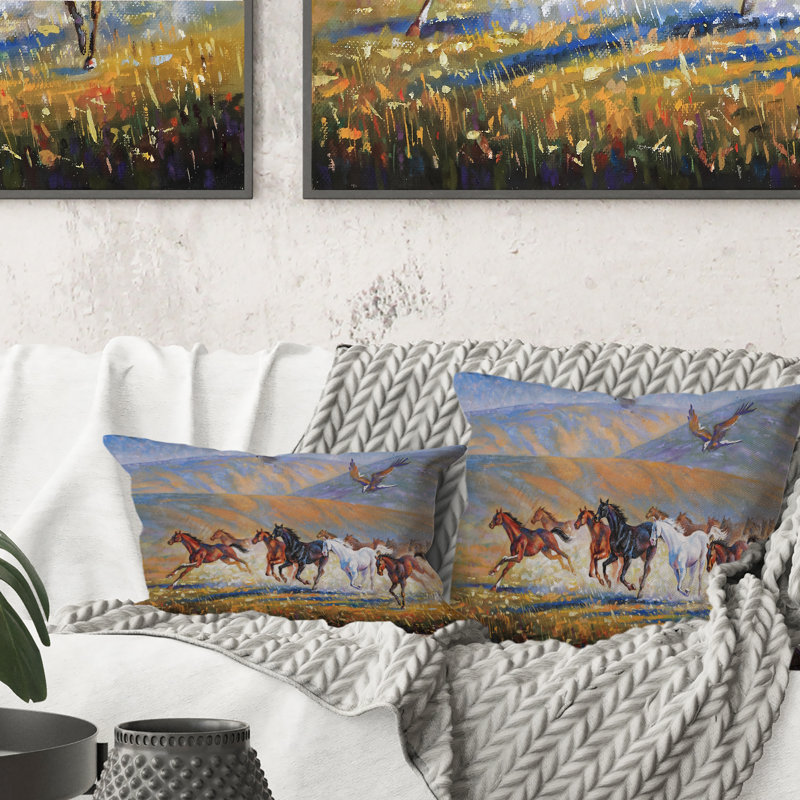Un grand aigle au-dessus du troupeau de chevaux - Coussin décoratif traditionnel imprimé 1