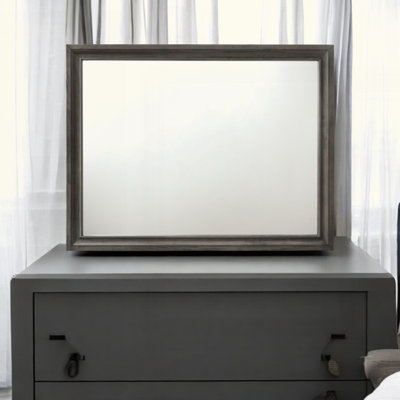 Miroir gracieux avec attrait moderne et allure intemporelle pour la décoration intérieure