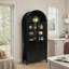 Armoire en dôme, faite de matériaux de haute qualité et de fabrication ancienne, avec un grand espace de rangement-336161206