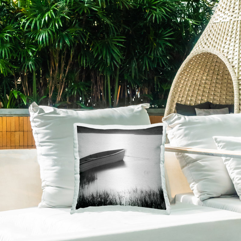 Coussin d'extérieur en bateau à rames sur Peaceful Shore par Chip Forelli