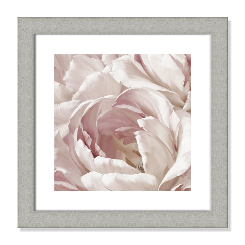 Intime rosé II - photographie, Encadrement argenté, H 18,5 po x l 18,5 po x P 1,25 po