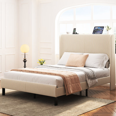 Structure de lit double beige avec station de charge et tête de lit avec rangement, lattes en métal robustes et silencieuses, plateforme de tête de lit en velours avec sommier non requis, lattes de soutien, sommier, assemblage rapide