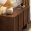 Buffet simple et spacieux-811066782-811066783