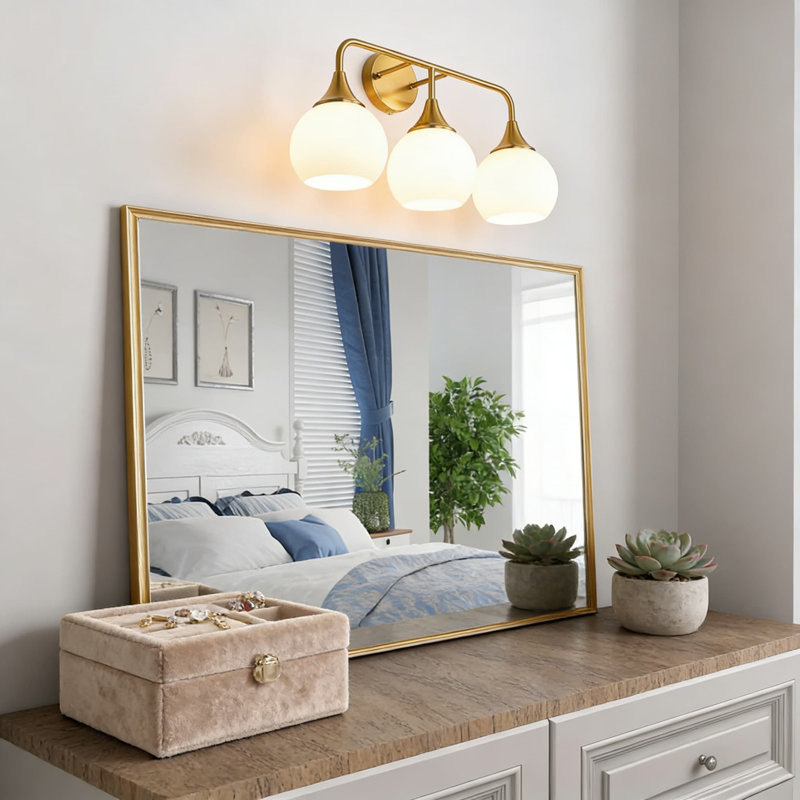 Luminaire de meuble-lavabo moderne à 3 lumières avec abat-jour en verre blanc laiteux, applique murale en or brossé pour éclairage en miroir, installation câblée (ampoules non incluses)