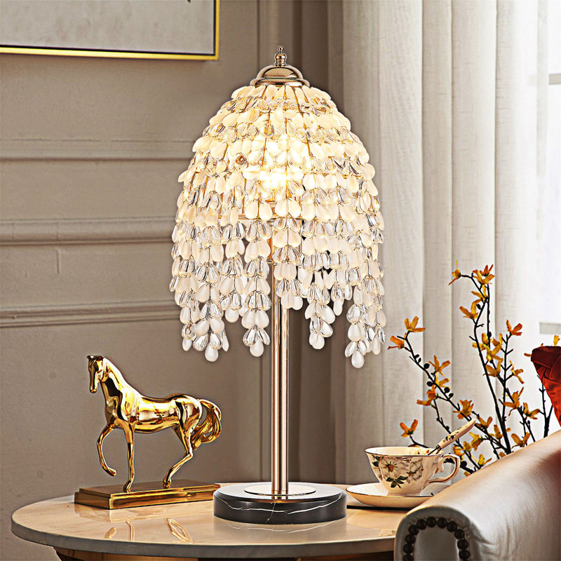 Élégante lampe de table en cristal avec abat-jour en perles de raisin et base en marbre