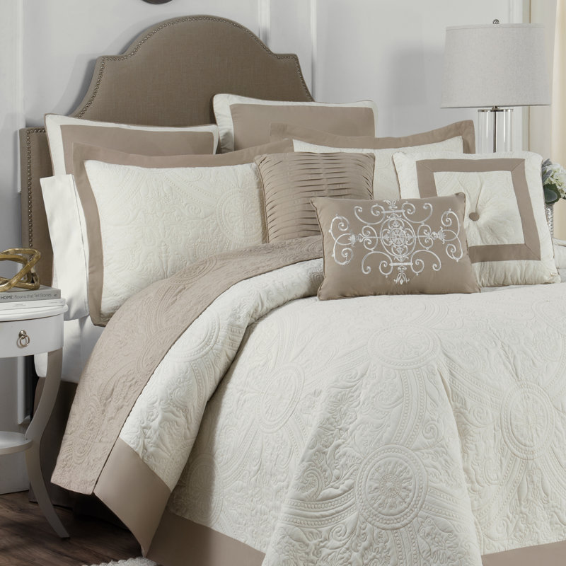 Ivory Full Medallion Quilted Bedspread Set