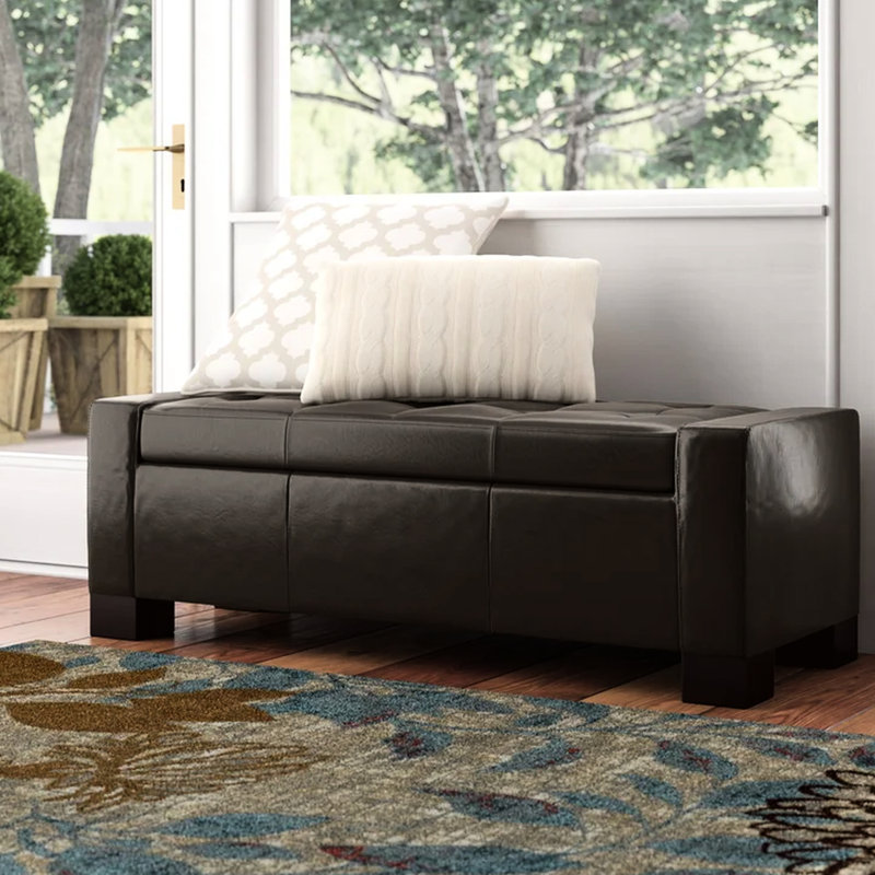 Banc en brun. Offre un rangement spacieux pour les oreillers, couvertures et articles de compagnie. Ouverture douce de la charnière pressurisée. Assemblage requis. 50,75 po x 20 po 17 po brun avec capitonnage. Convient aux articles. Facile