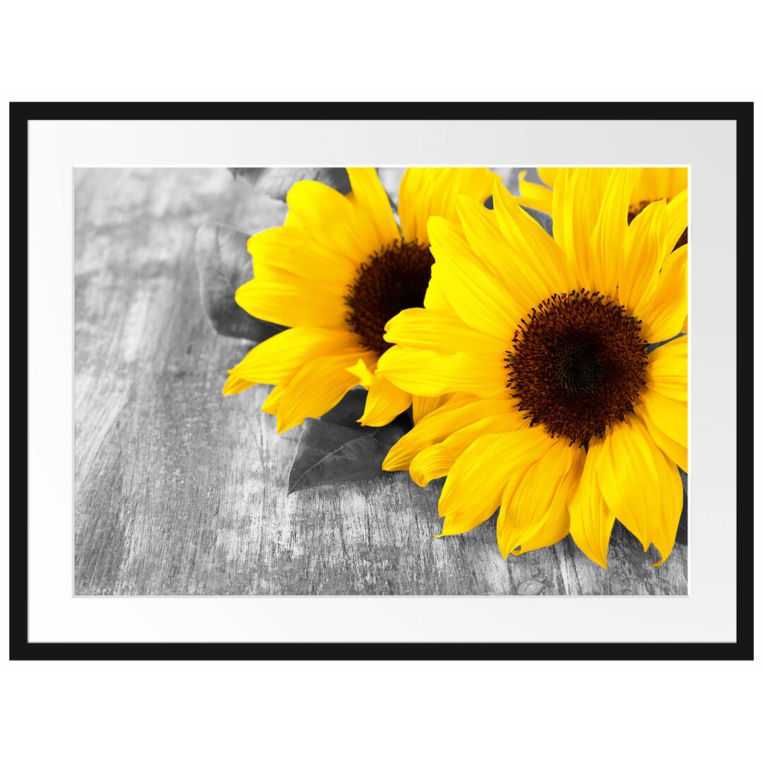 Gerahmtes Poster Schöne Sonnenblumen auf einem Holztisch