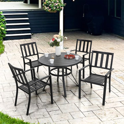 Ensemble repas de patio avec table ronde