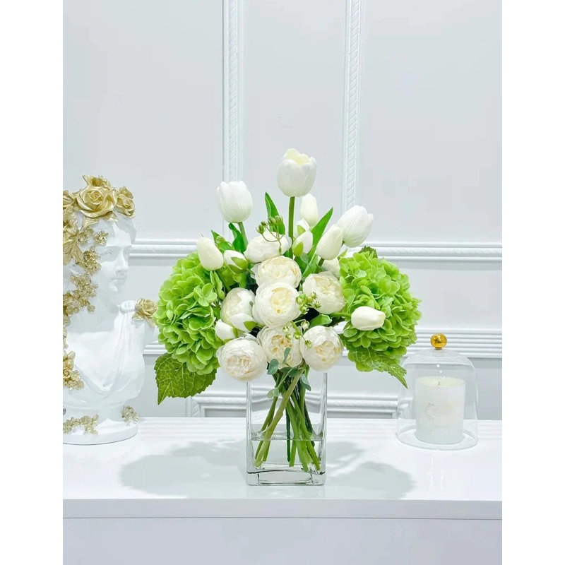Arrangement floral mélangé dans un vase