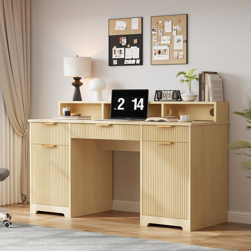 Bureau de 59 po avec station de charge, bureau d'ordinateur cannelé avec plateau à clavier et tablettes réglables, bureau de direction pour bureau, salon, chambre à coucher