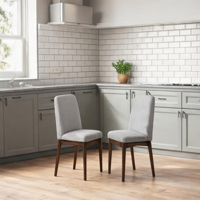 Chaises de salle à manger pour repas de tous les jours, ensemble de 2 chaises Parsons, revêtement en tissu gris, pieds en finition noyer