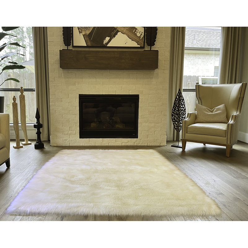 Tapis carré en fausse peau de mouton couleur crème tissé à la machine Square Mar Vista, Carré 6 pi 6 po