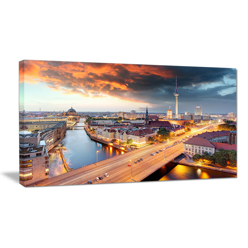 «Berlin at Dawn with Dramatic Sky Cityscape», reproduction de photo sur toile tendue, H 16 po x l 32 po x P 1 po