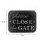 Panneau «Close the Gate»