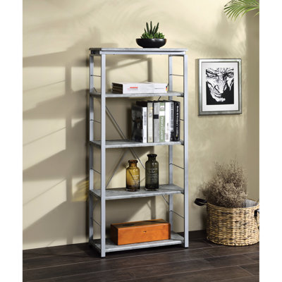 Bibliothèque autoportante en faux béton et métal - 5 tablettes, 4 espaces ouverts pour le rangement