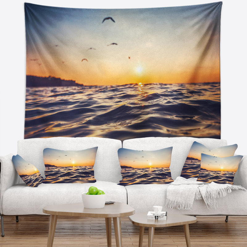 Eaux de mer à teintes teintées orange de plage au soleil tapisserie, H 32 po x l 39 po