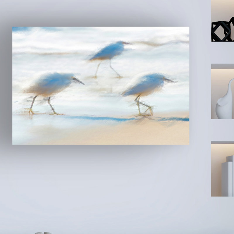 «Pipers on a Beach A» par David Manlove - impression sur toile tendue, H 12 po x l 19 po x P 2 po