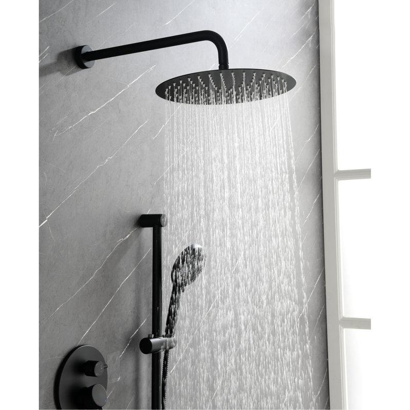 Système de douche noir mat avec de nombreux utilitaires. Tête, douche à main, barre coulissante, jets de corps. Imitation de pluie naturelle. Laiton. Fixé au mur noir. Sentiment. Buse autonettoyante.