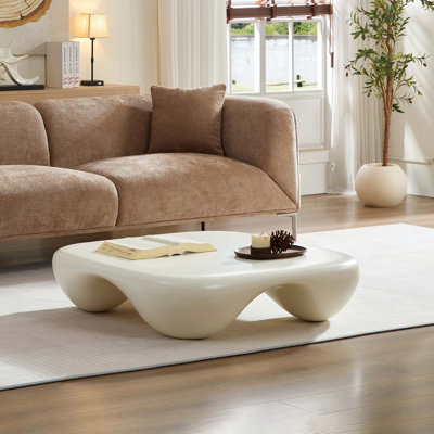 Table basse moderne et artistique avec texture imitation travertin