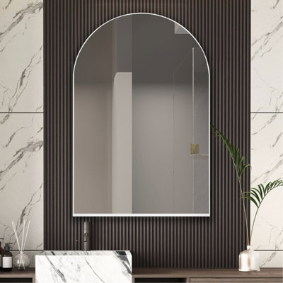 Armoire de salle de bain avec tablettes réglables et miroir - Métal arqué encastré de 24 po x 36 po encadré en blanc pour une solution de rangement moderne