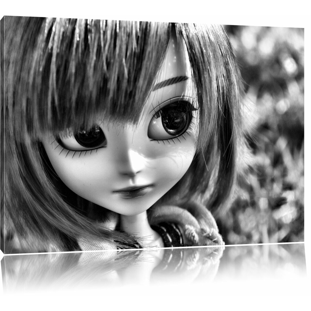 Leinwandbild Zartes Pullip-Püppchen auf grüner Sommerwiese in Monochrom