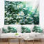 Jardin floral ensoleillé avec tapisserie mignonne et fleurs blanches-28486373