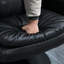 Fauteuil inclinable et inclinable avec base enveloppée, fauteuil inclinable pivotant en cuir avec repose-pieds