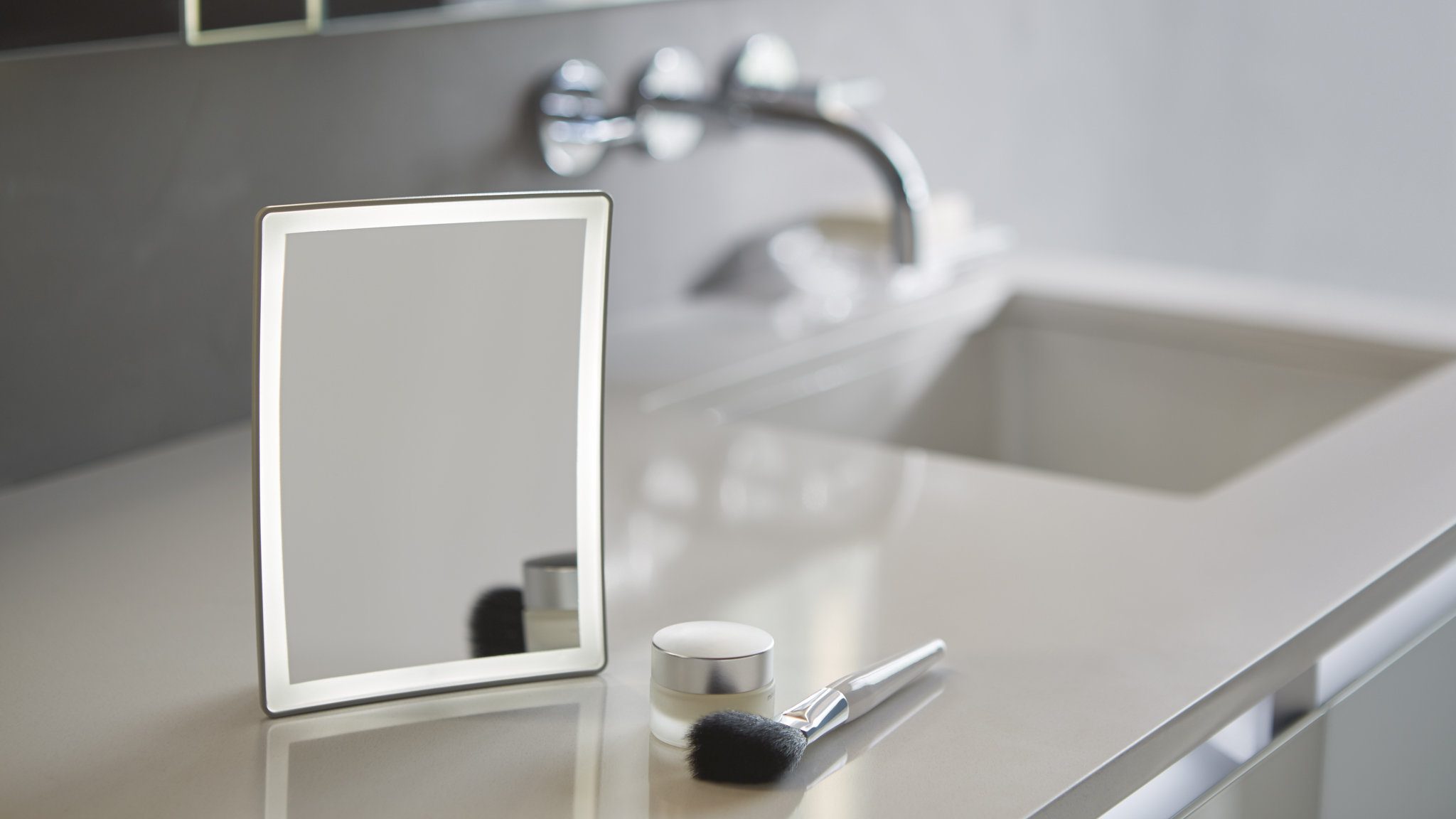 Robern Entice Modern & Contemporary Lighted Magnifying Makeup/Shaving