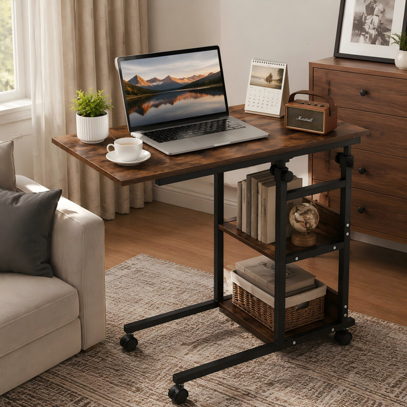 Bureau mobile en forme de C de style industriel avec roulettes et une tablette de rangement à trois niveaux, avec une hauteur entièrement réglable.