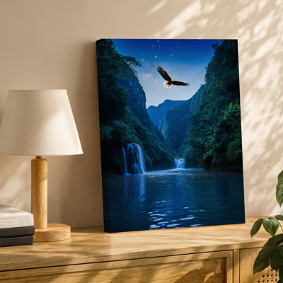 Toile, "Un majestueux aigle s'envole gracieusement au-dessus d'un paysage verdoyant luxuriant, ses ailes complètement déployées"