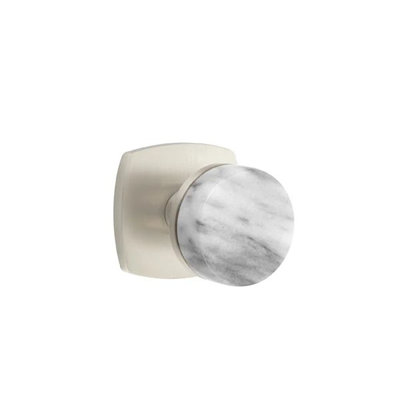 Mortaise intérieure Emtek Select Passage avec rosette urbaine moderne et tige conique, bouton en marbre blanc (droite)