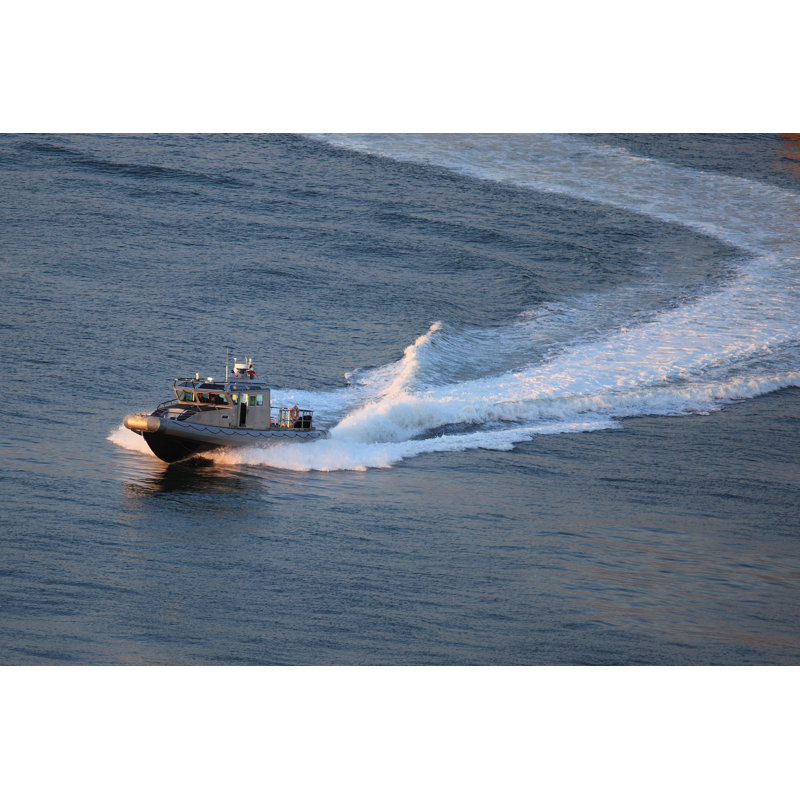 Bateau de patrouille bleu marine par Erlucho, H 32 po x l 48 po