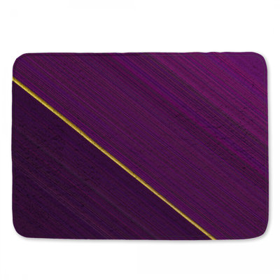 Tapis de bain mauve à lignes diagonales