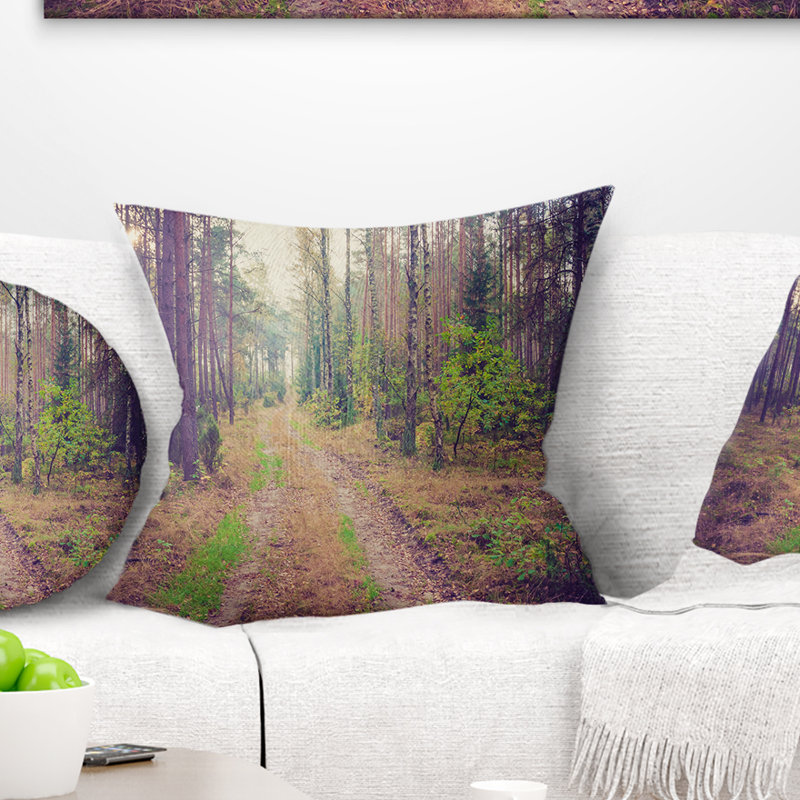 Chemin droit dans une forêt épaisse - Coussin imprimé forêt, 18 po x 18 po, Coussin décoratif
