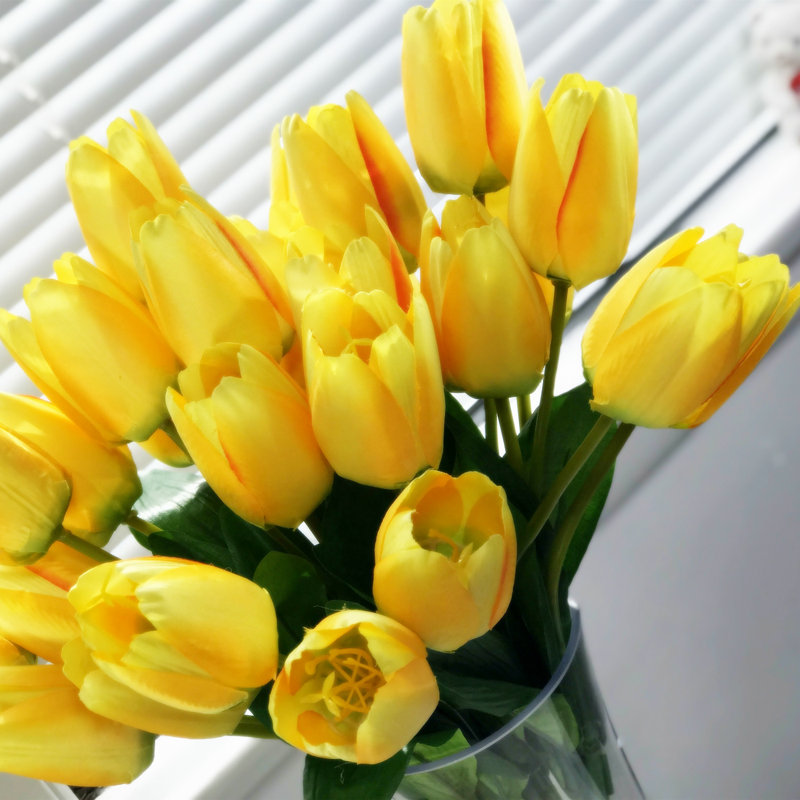Arrangement floral de tulipes dans un vase, Jaune
