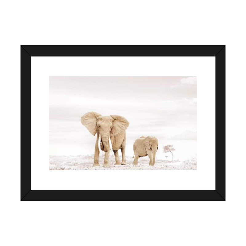 «Elephant Mom & Baby» par Klaus Tiedge - impression d'art graphique, H 16 po x l 24 po x P 1 po, Papier encadré noir