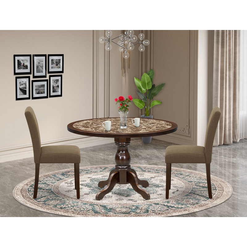 L'ensemble de table de salle à manger 3 pièces comprend une table de salle à manger avec plateau de table en marbre de sable ondulé et 2 chaises en tissu de café, en acajou