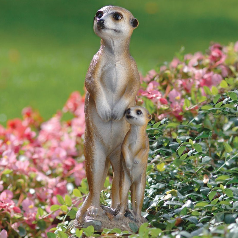 Sculpture mère et chiot suricate