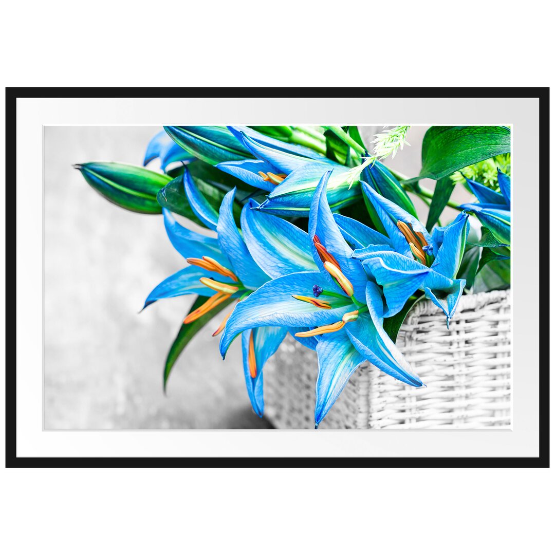 Gerahmtes Poster Schöne blaue Blumen im Körbchen