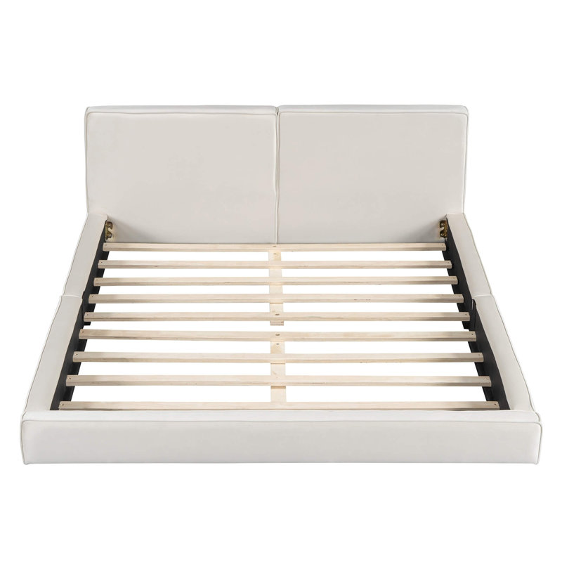 Grand lit plateforme tapissier en velours avec structure au sol et design minimaliste moderne, Beige