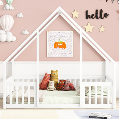 Lit blanc au sol avec structure en forme de maison et garde-corps - Fabriqué en pin pour une bonne nuit de sommeil