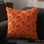 Housses de coussin d'Halloween 45x45 cm (lot de 2) - Motif fantôme orange - Décoration d'Halloween - Ensemble de 2 housses de coussin décoratives en fausse fourrure et laine - Idéales pour fauteuil, canapé, chambre, salon et décoration intérieure-136845618-136845620