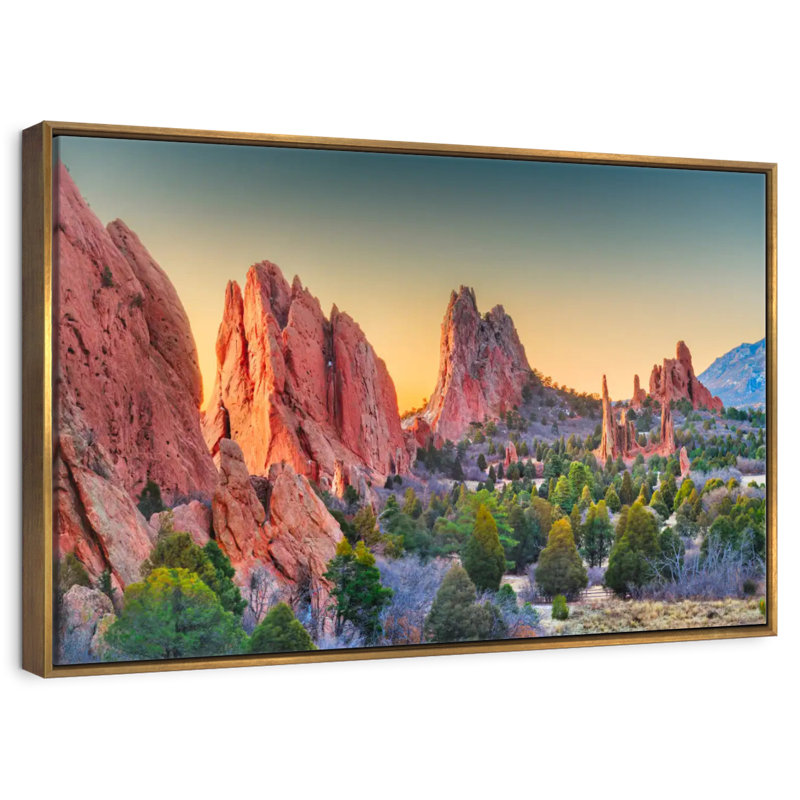 Jardin des dieux au lever du soleil, Cadre flottant doré, 43 po x 29 po