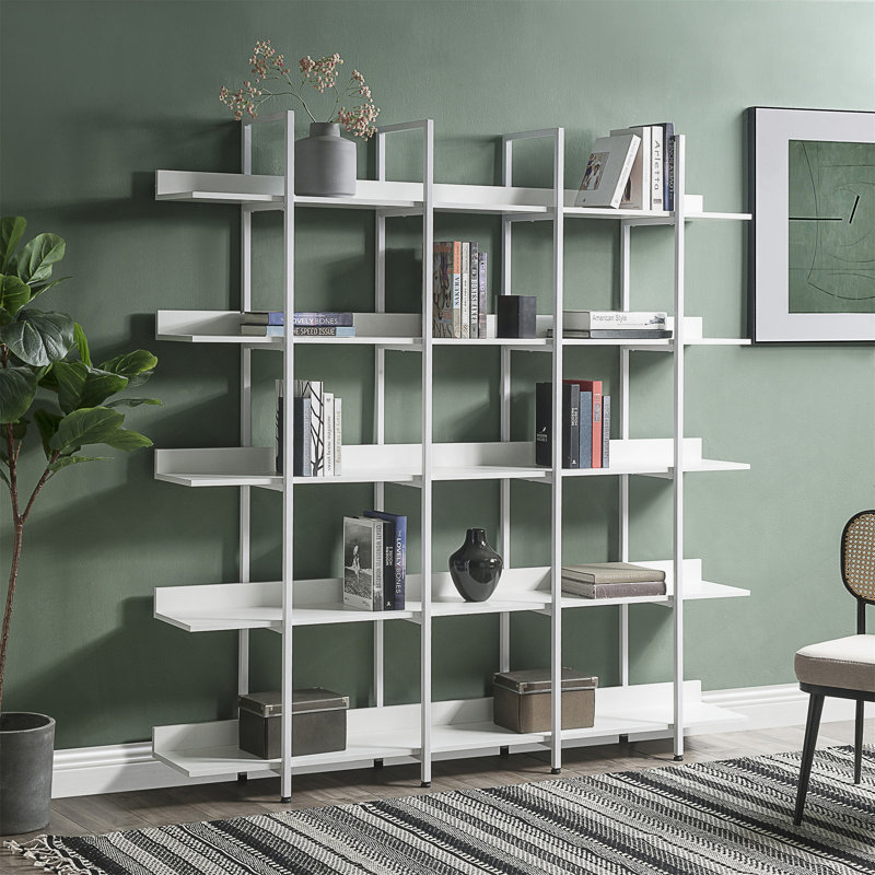 Bibliothèque ouverte à 5 niveaux avec structure en métal et tablettes en panneau de fibres à densité moyenne pour le bureau à domicile, solution de rangement de style industriel rétro.