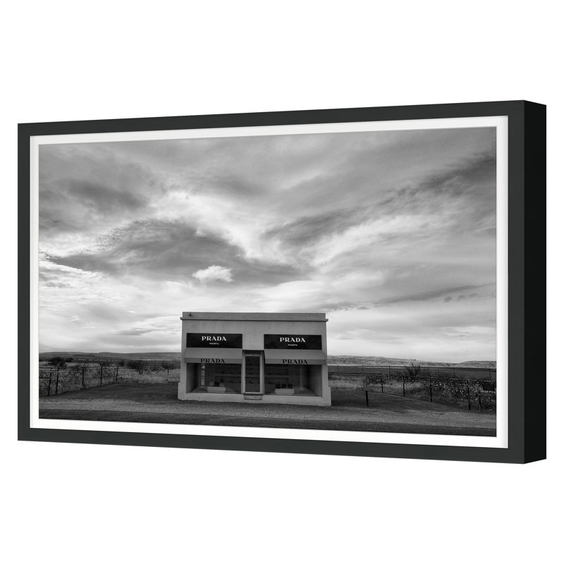Automne 2022, Prada Marfa, encadré sur papier par Jean Cornell, H 30 po x l 45 po, Cadre simple noir