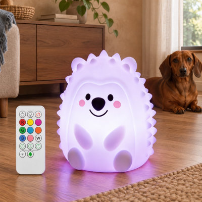 Avec son design tout doux en silicone en forme de hérisson, cette lampe de table rechargeable pour chambre d'enfant arbore un look kawaii. Disponible en 9 couleurs, elle peut servir de lampe de chevet pour l'allaitement, de décoration ludique pour la chambre ou de cadeau d'anniversaire pour les garçons et les filles.