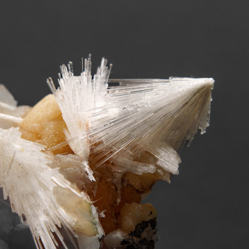 Scolécite avec stilbite du quartier de Nasik, Maharashtra, Inde